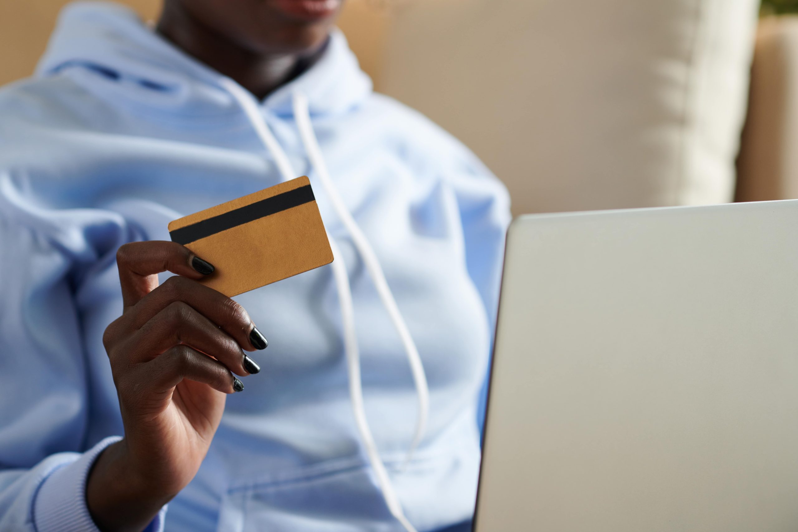 vrouw die doet aan online betalen
