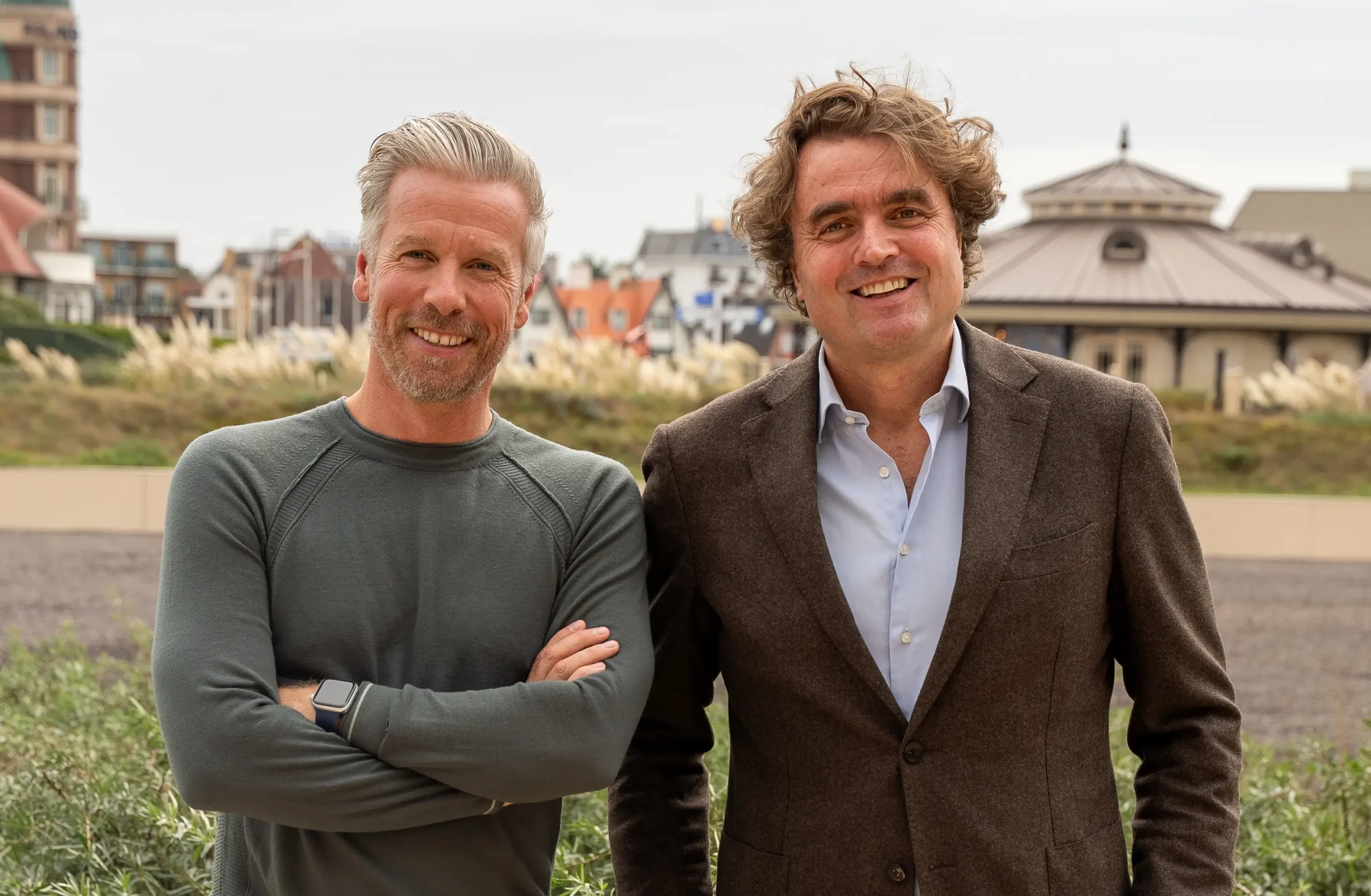 Marcel en Olav voor het gebouw van CreditDevice