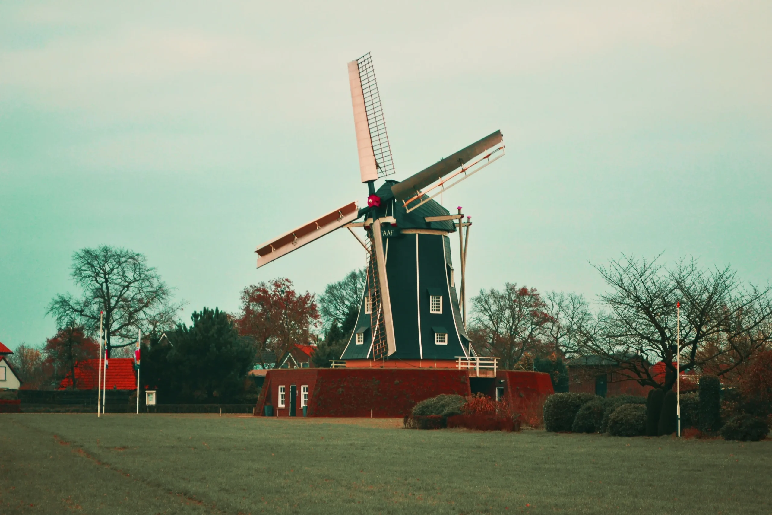 Nederlandse molen in een open landschap
