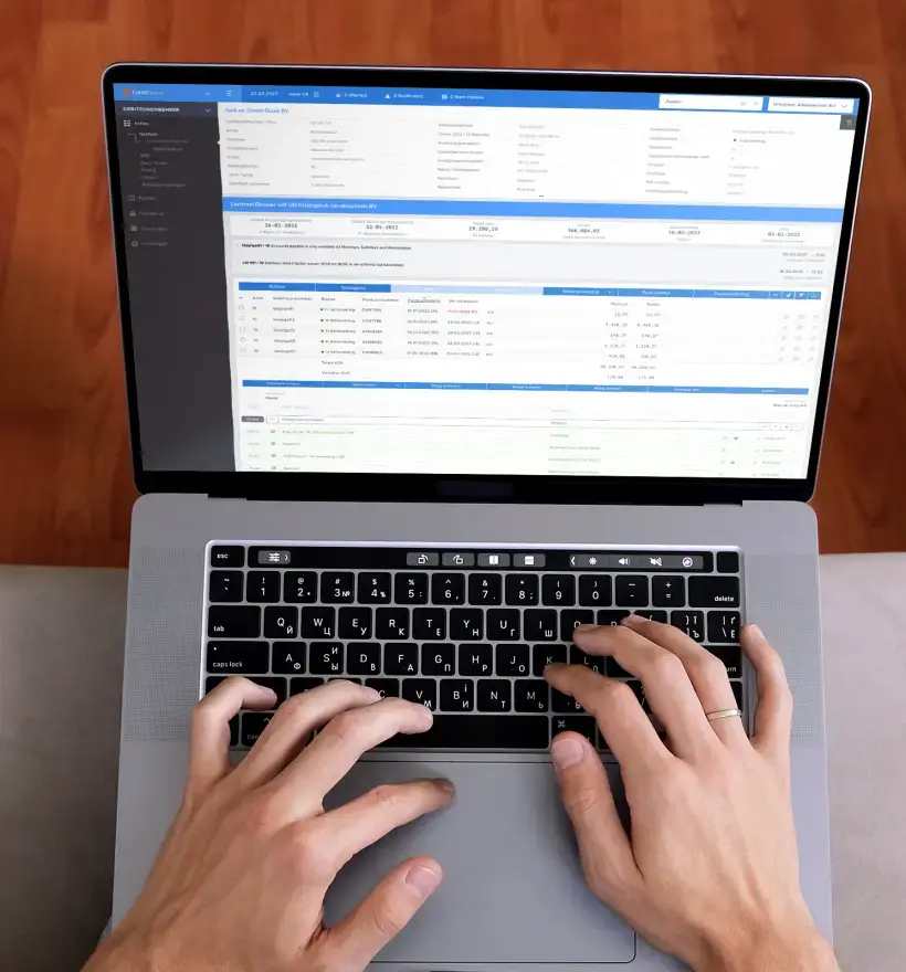 Werken met de debiteurenkaart op een laptop
